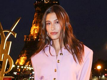 Hailey Bieber presume figura tonificada con minifalda estilo Barbie en París