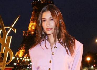 Hailey Bieber presume figura tonificada con minifalda estilo Barbie en París