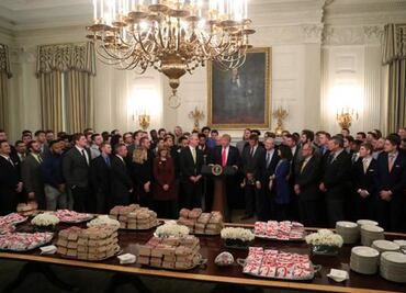 Trump lo vuelve hacer, ofrece comida rápida a jugadores en la Casa Blanca