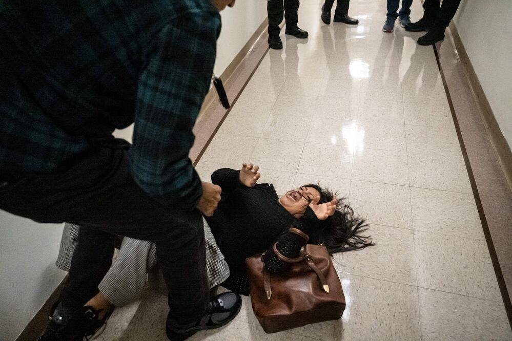 Indignación en Nueva York: agente de ICE empuja y tira al suelo a mujer migrante; lo despiden tras video viral (Photo by STEPHANIE KEITH / GETTY IMAGES NORTH AMERICA / Getty Images via AFP)