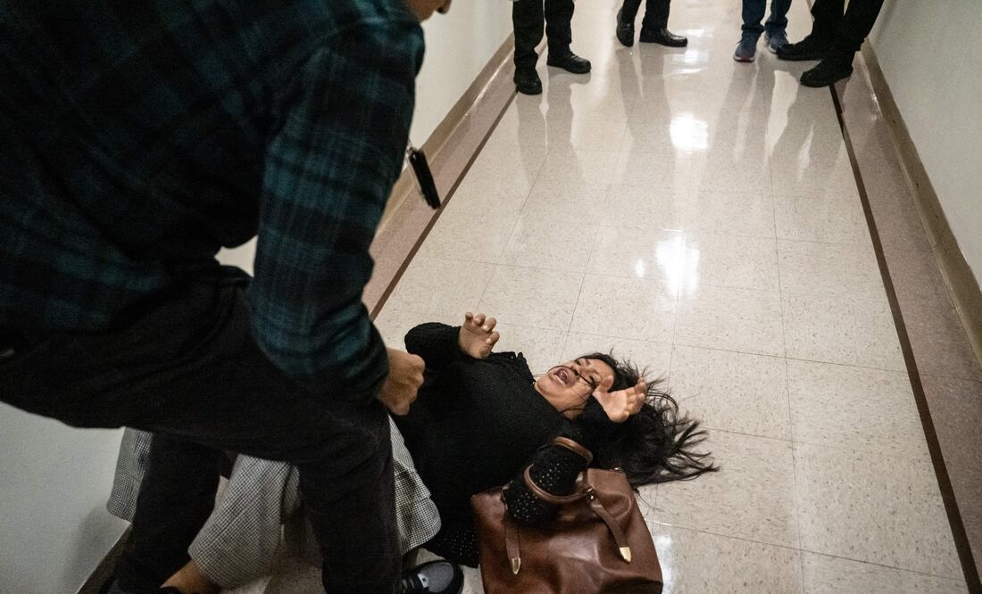 Indignación en Nueva York: agente de ICE empuja y tira al suelo a mujer migrante; lo despiden tras video viral (Photo by STEPHANIE KEITH / GETTY IMAGES NORTH AMERICA / Getty Images via AFP)