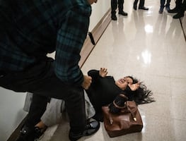 Indignación en Nueva York: agente de ICE empuja y tira al suelo a mujer migrante; lo despiden tras video viral