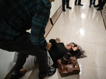 Indignación en Nueva York: agente de ICE empuja y tira al suelo a mujer migrante; lo despiden tras video viral