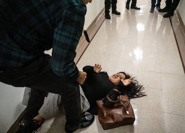 Indignación en Nueva York: agente de ICE empuja y tira al suelo a mujer migrante; lo despiden tras video viral