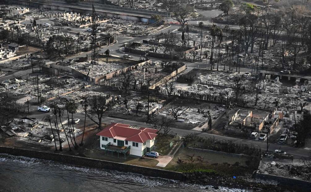 La casa roja que sobrevivió al incendio en Maui, Hawái, vista desde el aire. Foto: AFP / Patrick T. Fallon