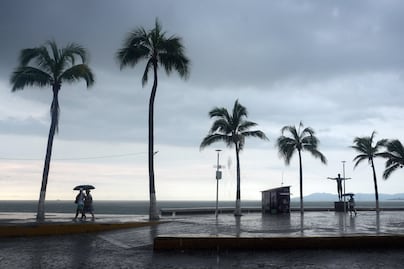 Huracán Polo golpea Puerto Vallarta: fuerte oleaje deja a una turista desaparecida. VIDEO