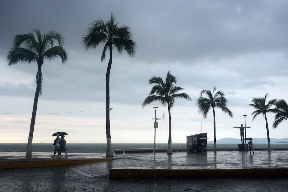 Huracán Polo golpea Puerto Vallarta: fuerte oleaje deja a una turista desaparecida. VIDEO. EFE/ Arturo Montero