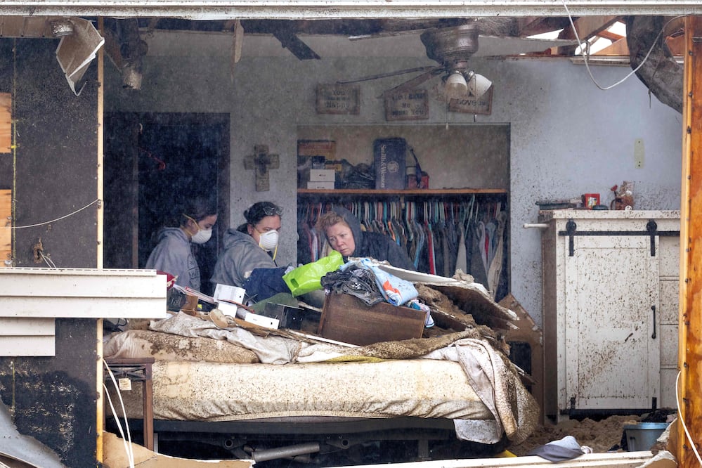 Alerta en EU: tornados dejan muertos y destrucción en Indiana y Illinois; nuevas tormentas avanzan por la región.   Scott Olson/Getty Images/AFP