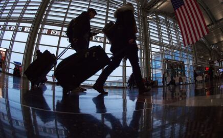 Tres aeropuertos de EU revisan a viajeros por neumonía vírica de China