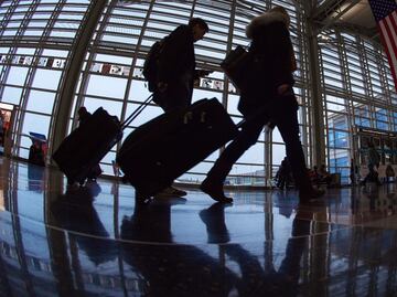 Tres aeropuertos de EU revisan a viajeros por neumonía vírica de China