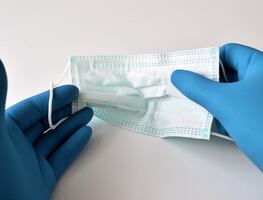 Hombre se niega a usar cubrebocas y golpea a empleados en tiendas de Canadá