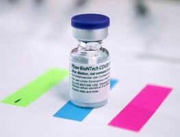 Efectividad de vacuna Pfizer disminuye más rápido que la de AstraZeneca