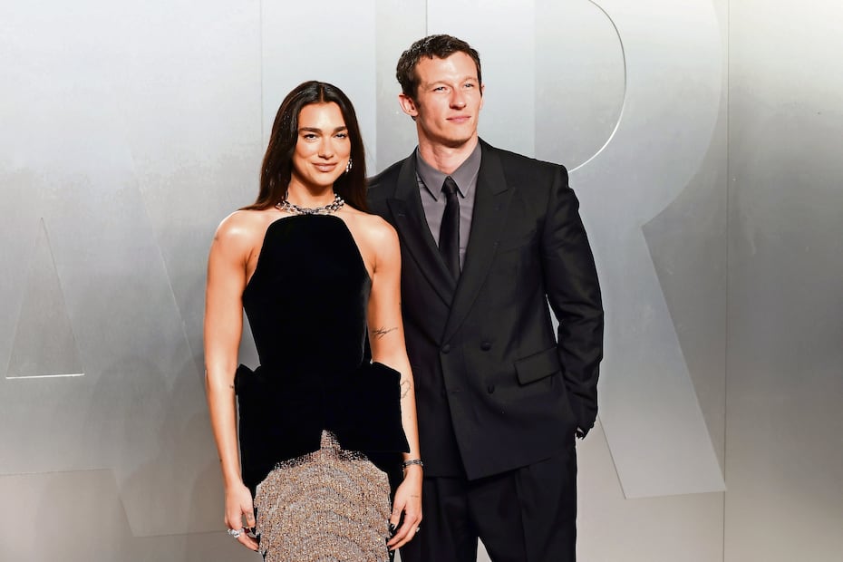 Callum Turner y Dua Lipa. Foto: EFE/EPA/NINA PROMMER