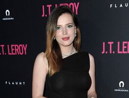 Bella Thorne se luce con minivestido de crochet durante vacaciones en Cancún