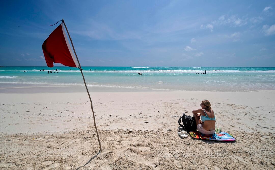 La Bandera roja significa que no debes entrar a la playa por el alto riesgo que representa. Foto: AFP