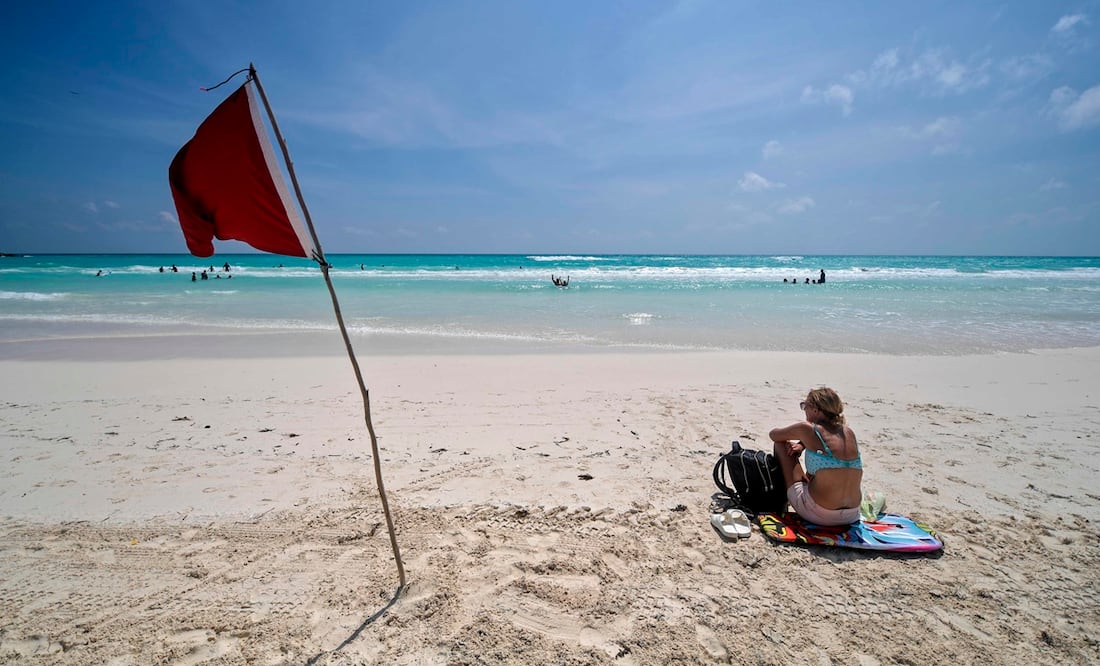 La Bandera roja significa que no debes entrar a la playa por el alto riesgo que representa. Foto: AFP