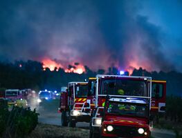 Francia en llamas: bomberos llevan dos días luchando contra el fuego que ha arrasado con 16 mil hectáreas