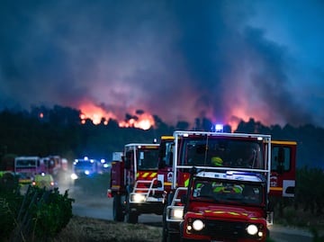 Francia en llamas: bomberos llevan dos días luchando contra el fuego que ha arrasado con 16 mil hectáreas