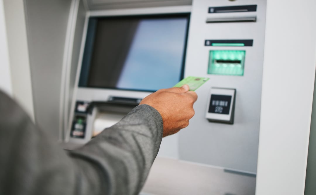 ¿Haces depósitos en efectivo? Así te investiga el gobierno cuando superas los $10,000. Foto: iStock / DuxX