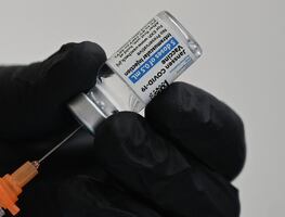 La vacuna monodosis de Janssen es la que más eficiencia pierde con el tiempo