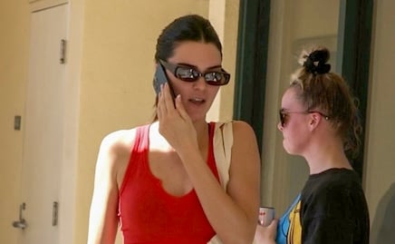 Kendall Jenner luce figura atlética en ajustados leggins y crop top