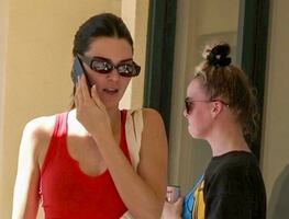 Kendall Jenner luce figura atlética en ajustados leggins y crop top