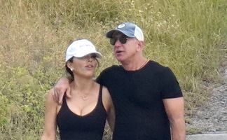 Novia de Jeff Bezos se luce en minishort y crop top en paseo por St. Barts 