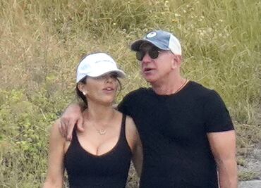 Novia de Jeff Bezos se luce en minishort y crop top en paseo por St. Barts