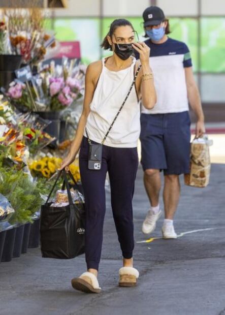 Gal Gadot se luce al natural con ropa deportiva en mercado de Los Ángeles