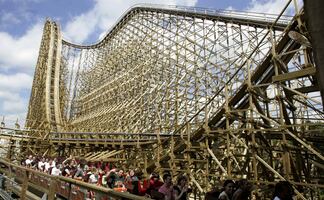 Falla en montaña rusa de Six Flags deja 5 lesionados en EU