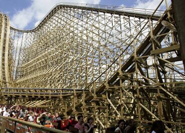 Falla en montaña rusa de Six Flags deja 5 lesionados en EU