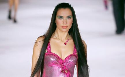Dua Lipa posa como Barbie en lujoso bikini en campaña publicitaria de Versace