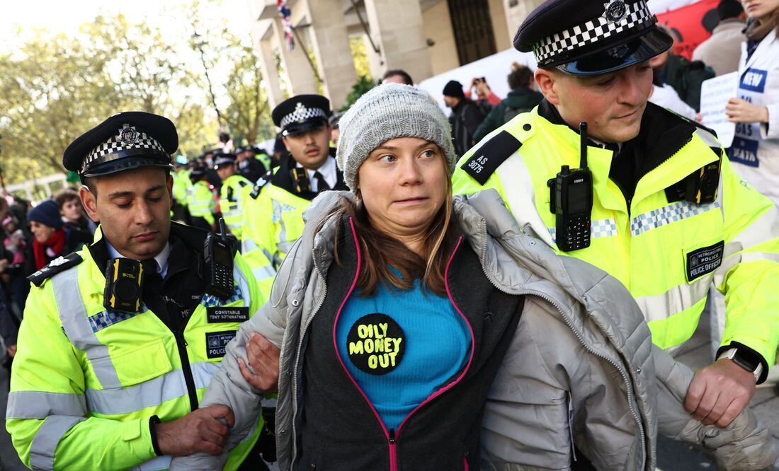 "Greta Thunberg arrestada en Londres por protestar contra la industria de petróleo y gas (Photo by HENRY NICHOLLS / AFP)