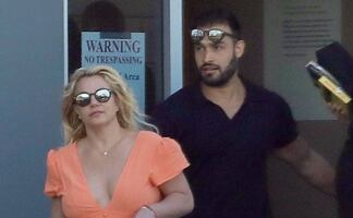 El minivestido naranja con el que cautivó Britney Spears en Los Ángeles