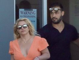 El minivestido naranja con el que cautivó Britney Spears en Los Ángeles
