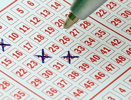 Mujer gana dos boletos de lotería de $2 millones de dólares cada uno