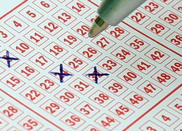 Mujer gana dos boletos de lotería de $2 millones de dólares cada uno