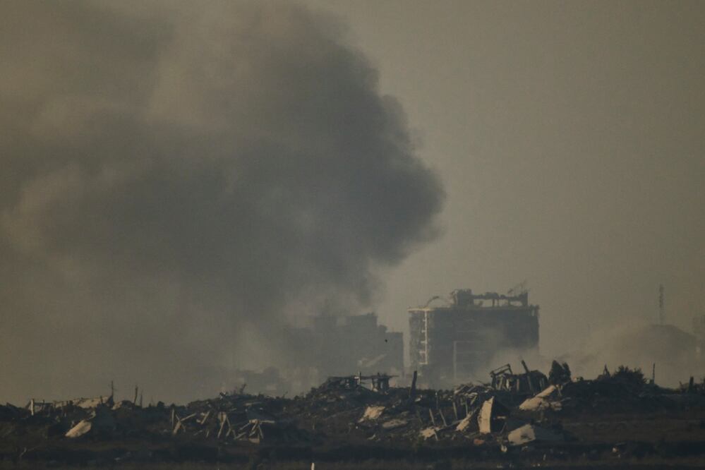 Israel bombardea Ciudad de Gaza mientras se cumplen 700 días de guerra con Hamás. VIDEO (AP Photo/Leo Correa)