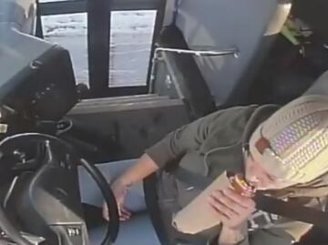 Captan a conductora bebiendo mientras manejaba autobús escolar en EU