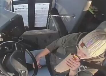 Captan a conductora bebiendo mientras manejaba autobús escolar en EU