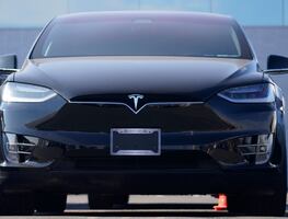 Acusan a hombre de homicidio vehicular por accidente con piloto automático de Tesla