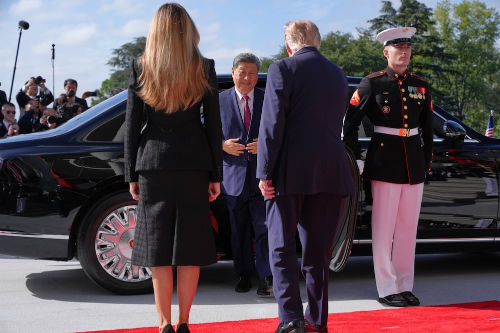 La Bestia de Trump vs. el auto secreto de Xi Jinping: así son las limusinas que llevan a los dos líderes. (AP Photo/Jacquelyn Martin)