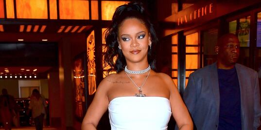 Rihanna conquista con vestido blanco strapless en Nueva York