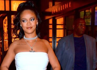 Rihanna conquista con vestido blanco strapless en Nueva York