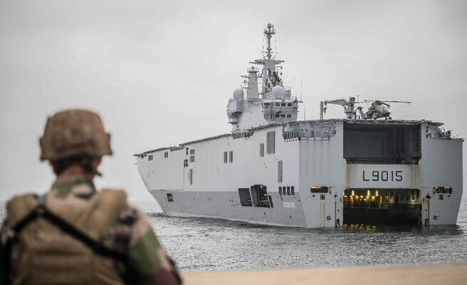Buques de guerra de EU cruzan el estrecho de Ormuz para desminarlo