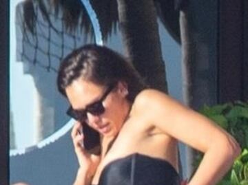 Jessica Alba "impacta" con diminuto bikini negro en Cabo San Lucas