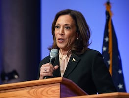 Kamala Harris cumple 60 años mientras Donald Trump fríe papas en McDonald's para desacreditarla