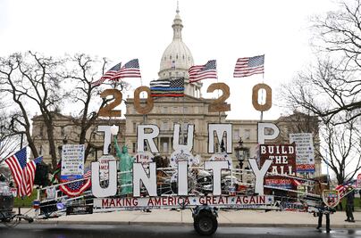 Seguidores de Trump protestan contra confinamiento en Michigan