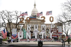 Seguidores de Trump protestan contra confinamiento en Michigan