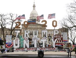 Seguidores de Trump protestan contra confinamiento en Michigan